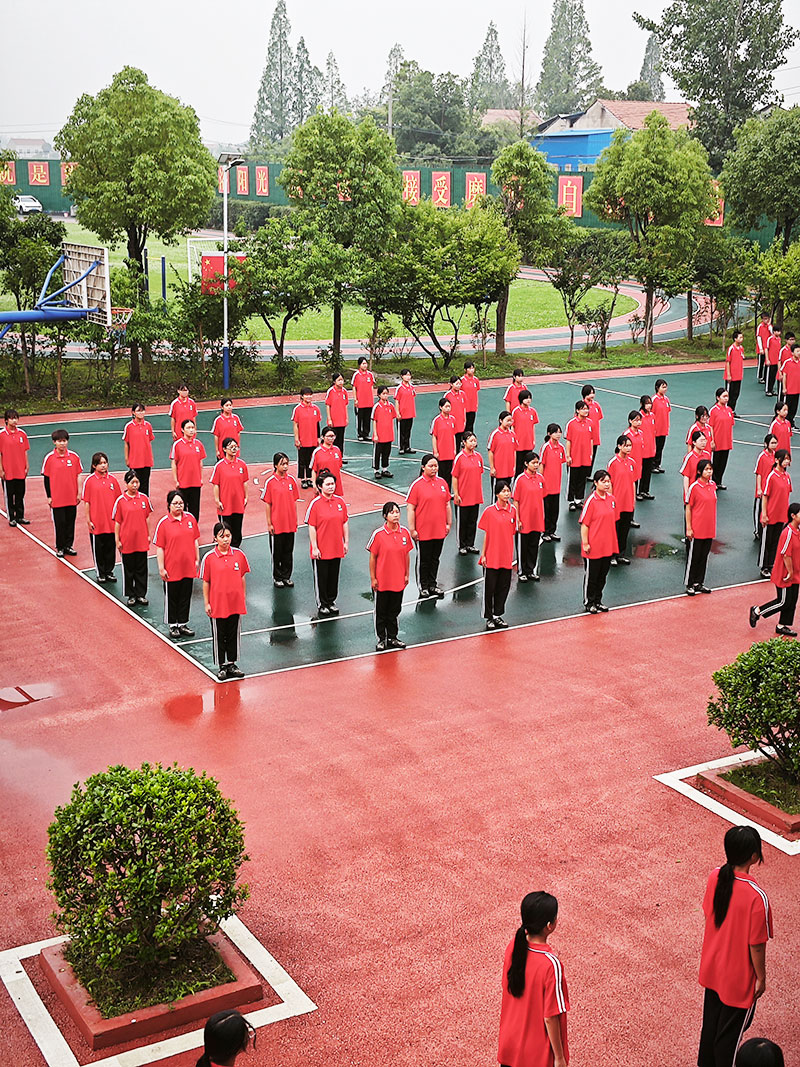 13岁女孩厌学是否与青春期生理变化不适相关？